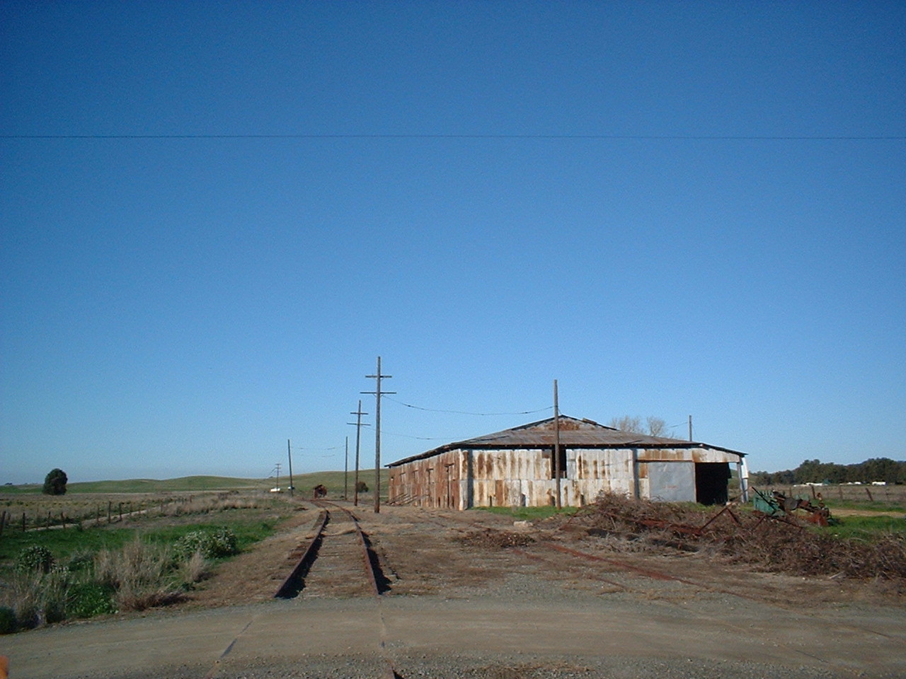 Molena_facing_Rio_Vista_Junction
A view of the tracks at Molena, looking towards Garfield. These tracks are now owned by the Western Railway Museum.
